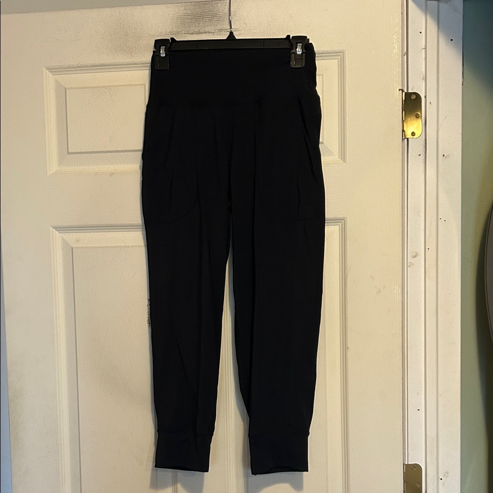 Oalka Black Capri Length Joggers Size Small